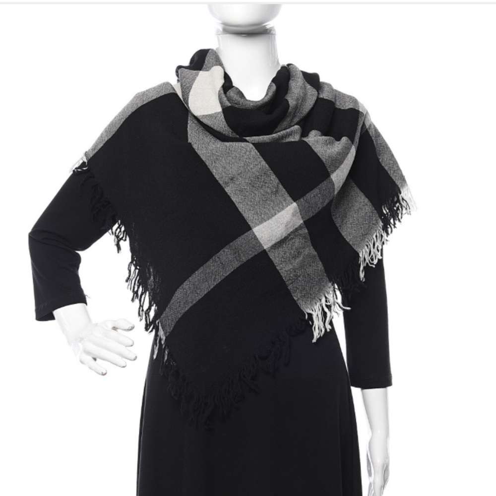 BURBERRY
Merino Wool House Check Square Scarf